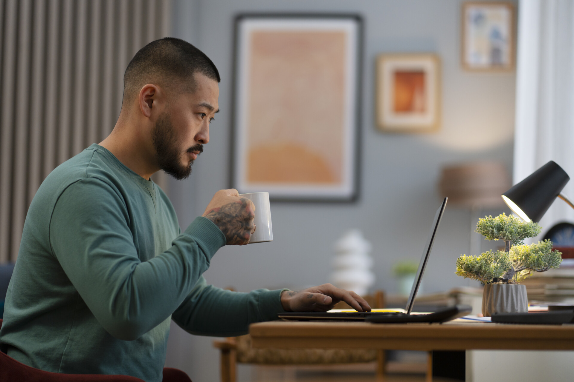 Homem de vista lateral trabalhando em casa