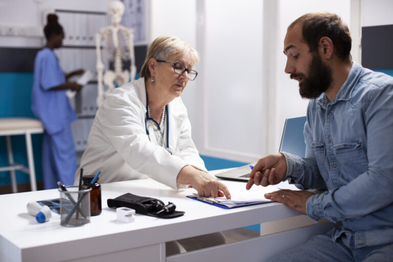o paciente preenche o formulario medico na clinica